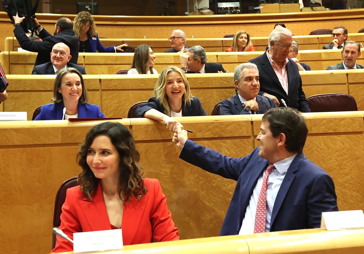 Mañueco, junto a Ayuso, saluda a la portavoz del Grupo Popular, la abulense Alicia García