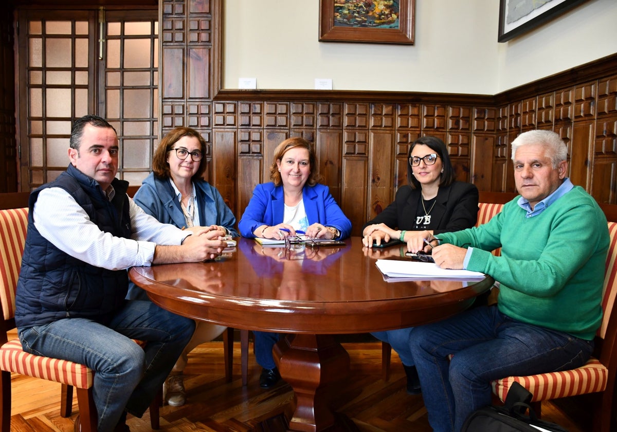 Reunión de trabajado entre la presidenta de la Diputación y la alcaldesa de Marjaliza