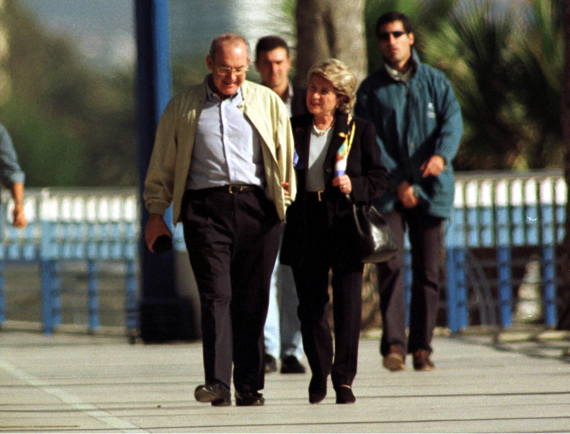 José Antonio Ardanza en 1998, paseando junto a su esposa, Gloria Urtiaga, en Puerto Banús