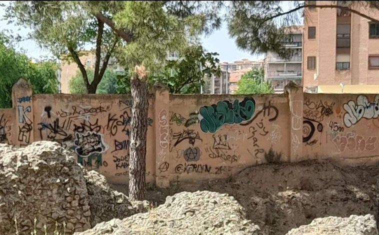 Imagen principal - El PSOE acusa a Carlos Velázquez de «deteriorar la imagen» de la ciudad de Toledo
