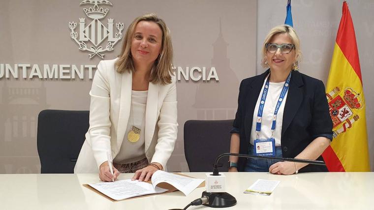 Imagen de Paula Llobet y Vanessa Chirivella durante la firma del acuerdo