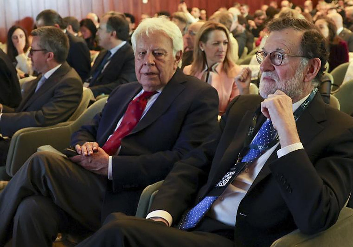 Los expresidentes Feloipe González y Mariano Rajoy durante la celebración del Foro la Toja