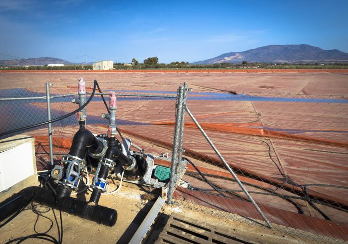 Sistema de lonas para evitar la evaporación en un embalse 'globo' abastecido con agua del trasvase Tajo-Segura.