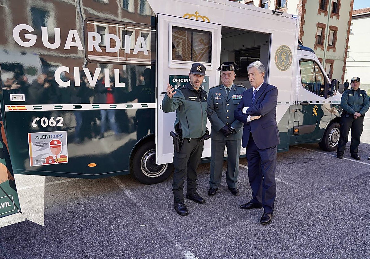 El director general de la Guardia Civil, Leonardo Marcos, presenta en León las nuevas oficinas móviles de atención a la ciudadanía y al peregrino