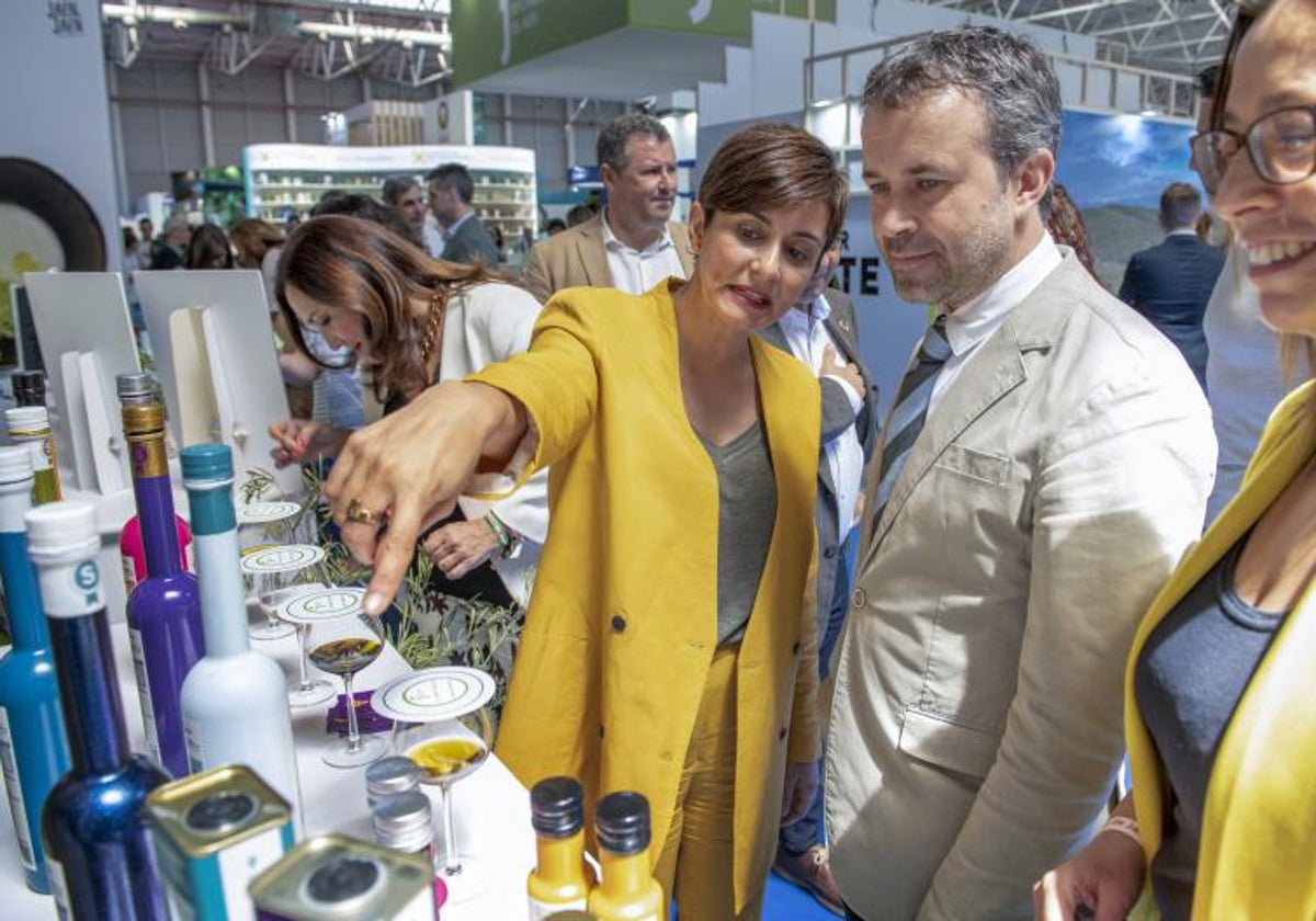La actual ministra de Vivienda, Isabel Rodríguez, acompañada del entonces alcalde de Jaén, Julio Millán (d), en la campaña de las municipales de 2023