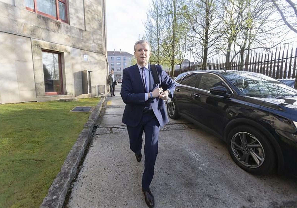 Alfonso Rueda, el pasado martes a su llegada al Parlamento de Galicia