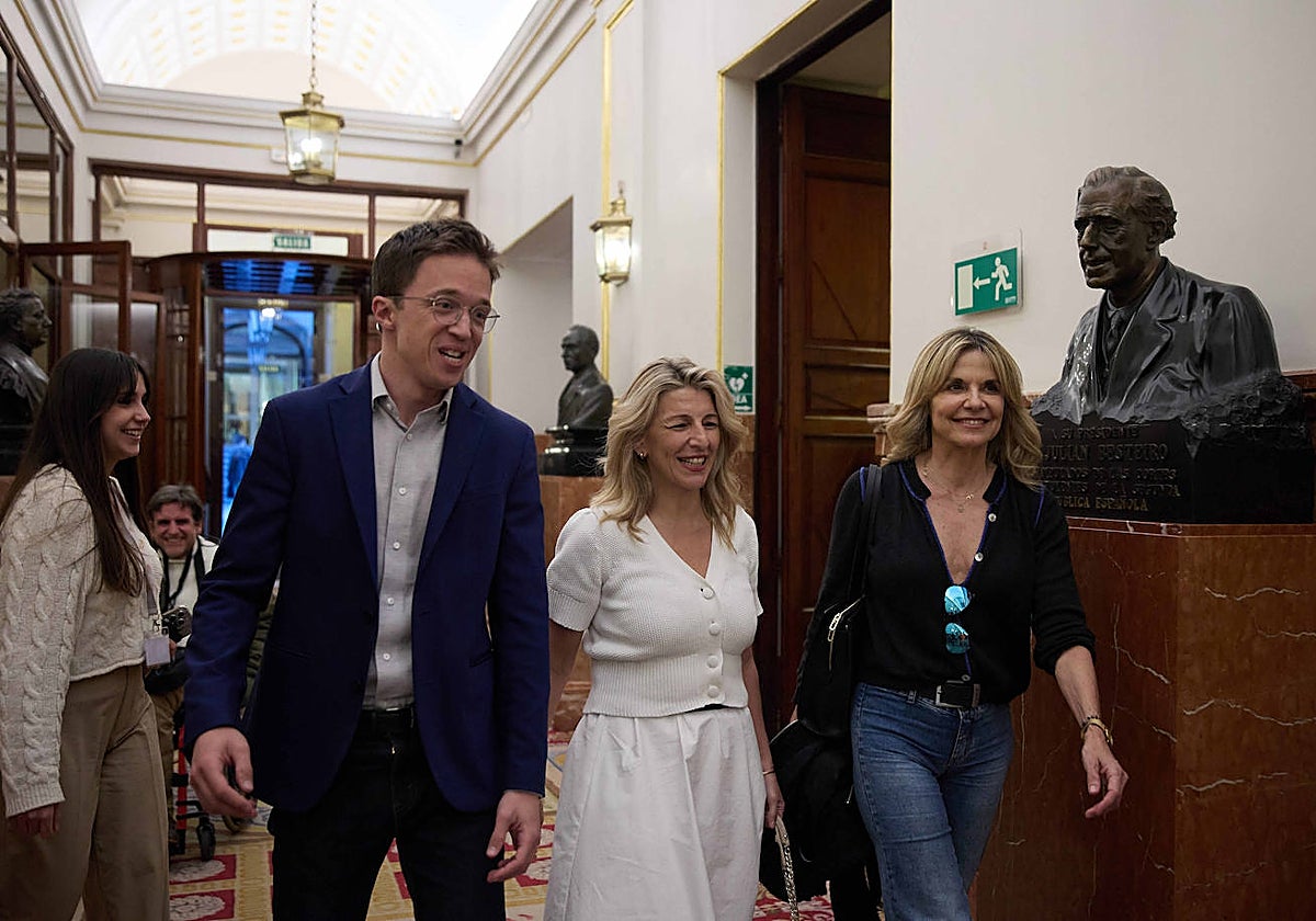 El portavoz parlamentario de Sumar y su líder, Íñigo Errejón y Yolanda Díaz, a su llegada al Congreso