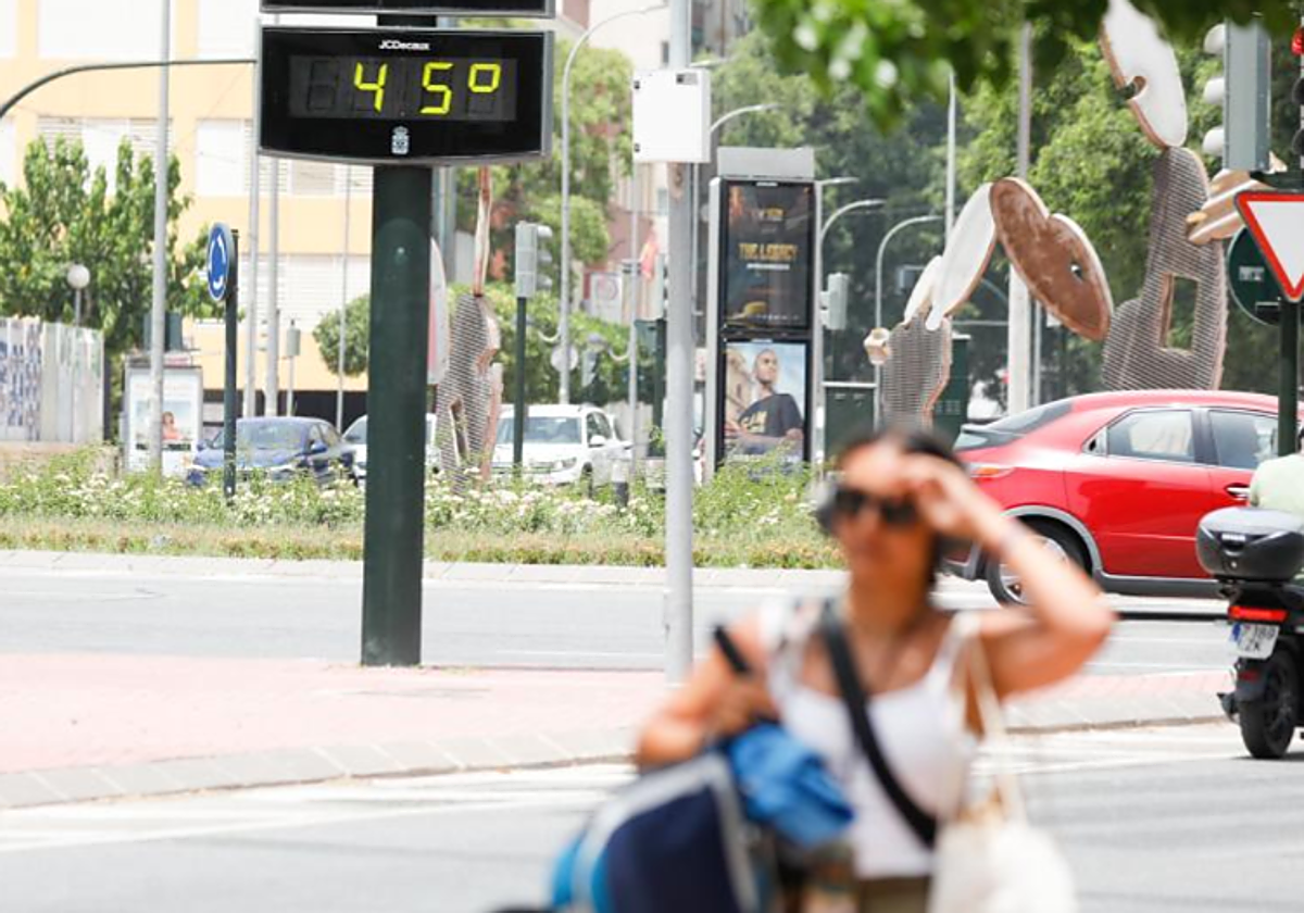 Un termómetro marca los 45 grados en la calle en Murcia en foto de archivo