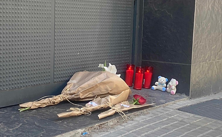 Imagen principal - Un hombre mata a su mujer y a sus dos hijos de ocho años y se suicida en El Prat (Barcelona)