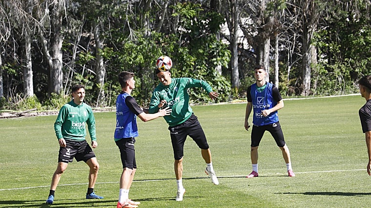 José Antonio Martínez disputando un balón en el entrenamiento de hoy