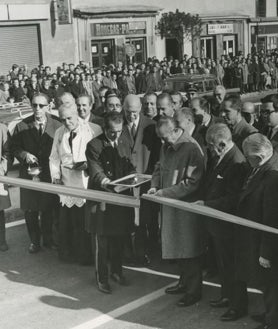 Imagen secundaria 2 - Arriba, el scalextric de Atocha. Abajo, izq, construcción del paso elevado de Cuatro Caminos. Dcha, el alcalde Arias Navarro, inaugurando este puente