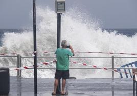 Muere un turista al caer al mar en Tenerife cuando hacía fotos cerca de la costa