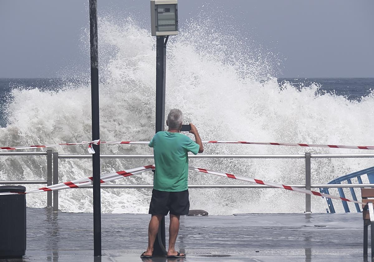 Una persona toma una fotografía del oleaje en Canarias