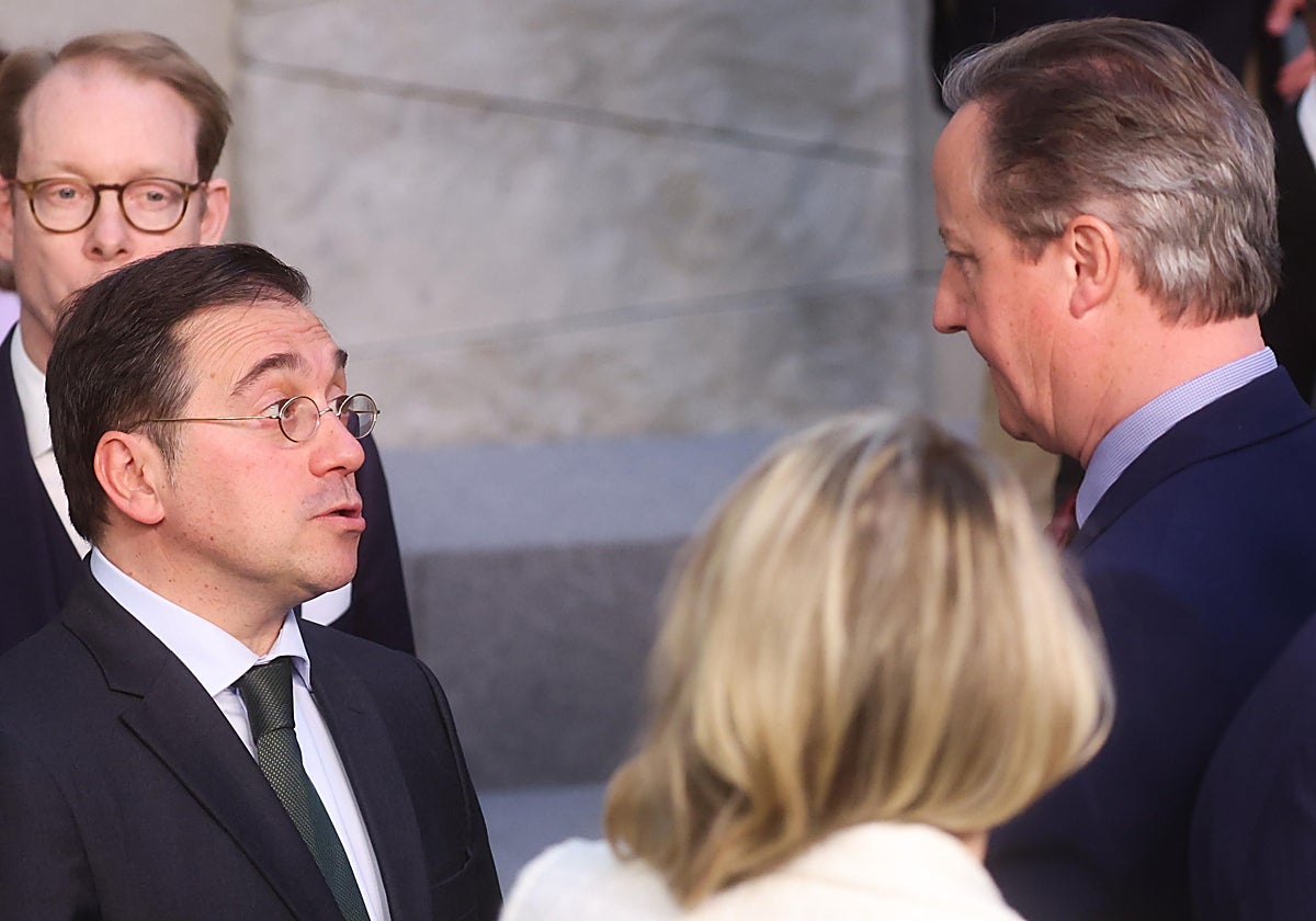 José Manuel Albares y David Cameron, el pasado 3 de abril, en Bruselas