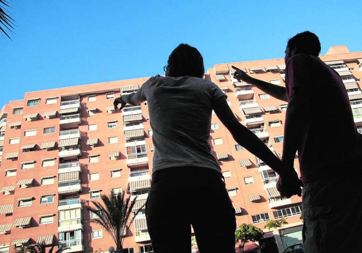 Imagen de archivo de una pareja buscando piso en Valencia