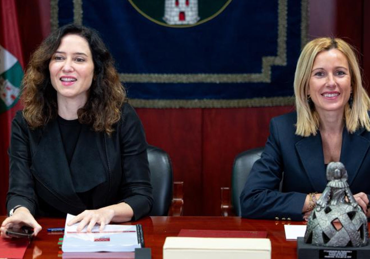 Isabel Díaz Ayuso, junto a la alcaldesa de Alcobendas, durante el Consejo de Gobierno