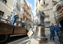 La iglesia de Santa Catalina de Valencia devuelve la campana mayor a su torre junto con otras cinco piezas restauradas