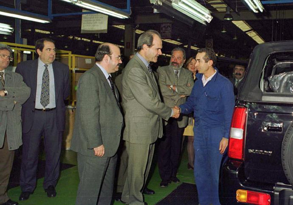 El entonces presidente andaluz, Manuel Chaves, saluda a un empleado de la factoría de Santana Motor en Linares (Jaén) en una visita realizada en 1999