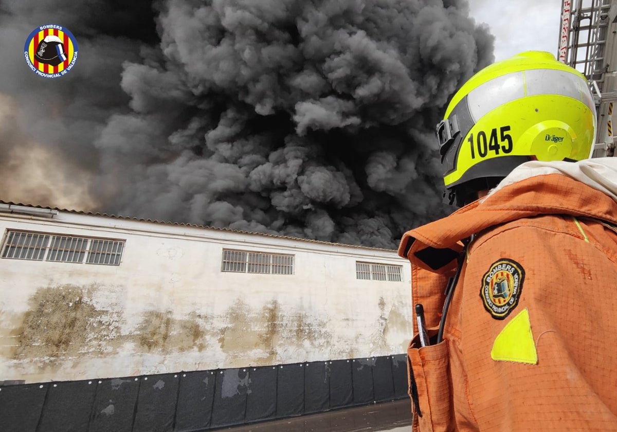 Imagen del incendio registrado en las naves de Cecotec en Valencia