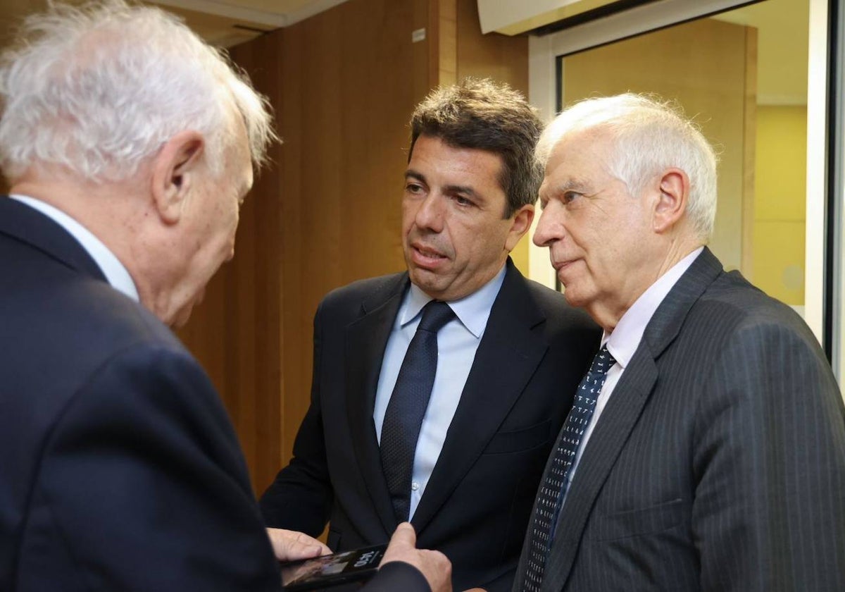 Imagen de Carlos Mazón junto a Josep Borrell y José Manuel García-Margallo tomada este miércoles en Bruselas