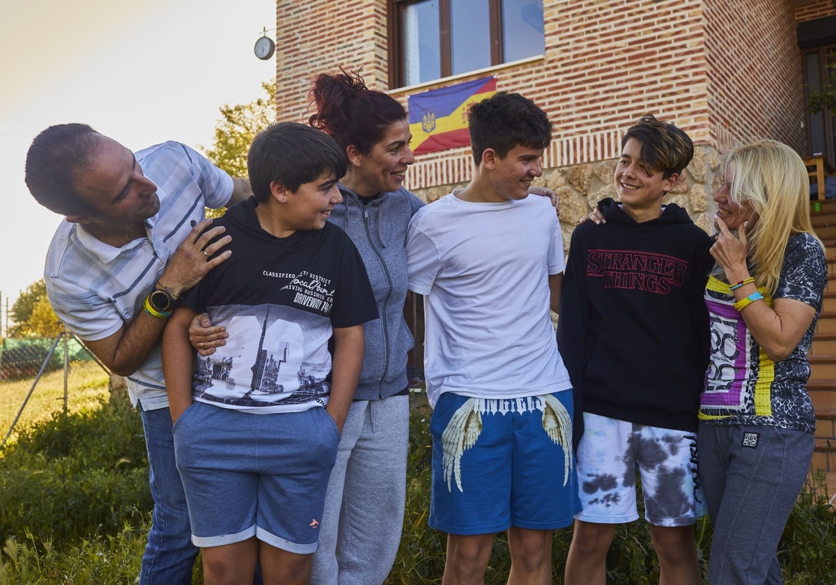 De izquierda a derecha, Jesús, Iker, Elena, Illia, Alosha e Irina posan en el chalé de El Molar