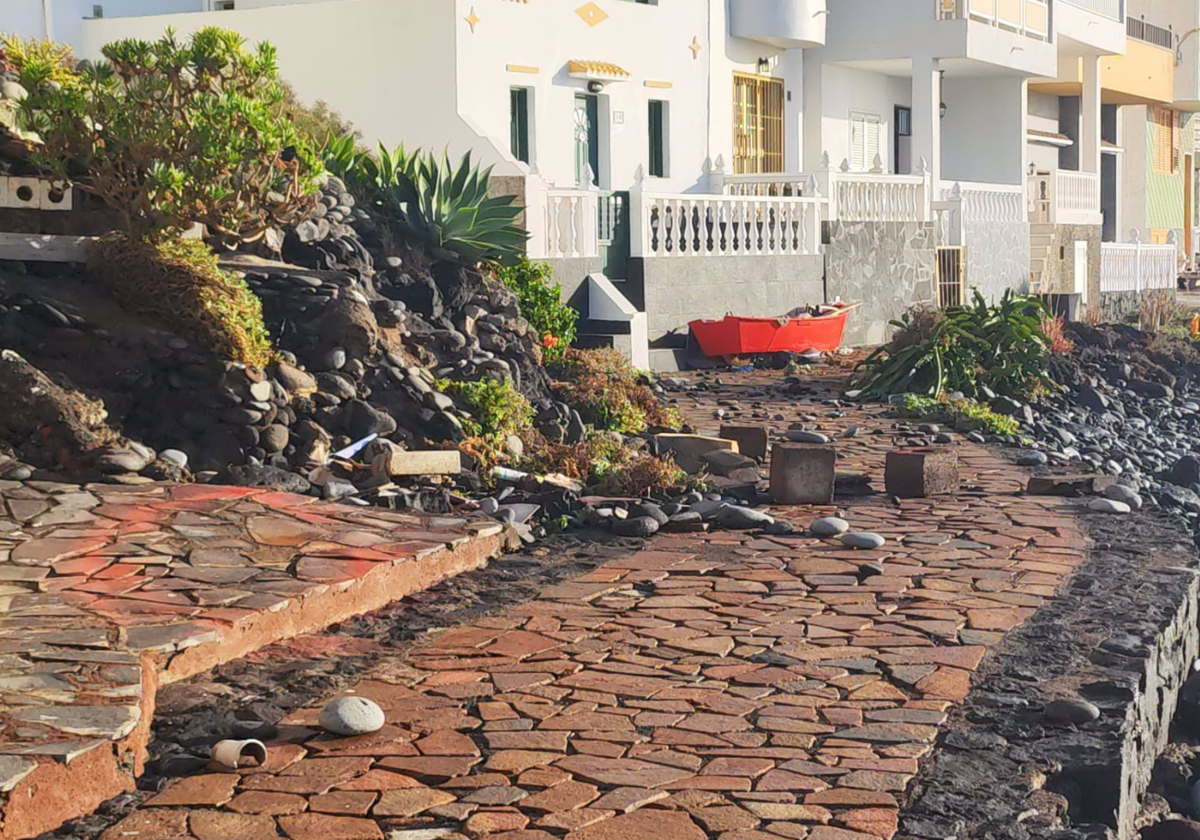 Daños motivados por las olas en el núcleo de Las Eras, en Arico