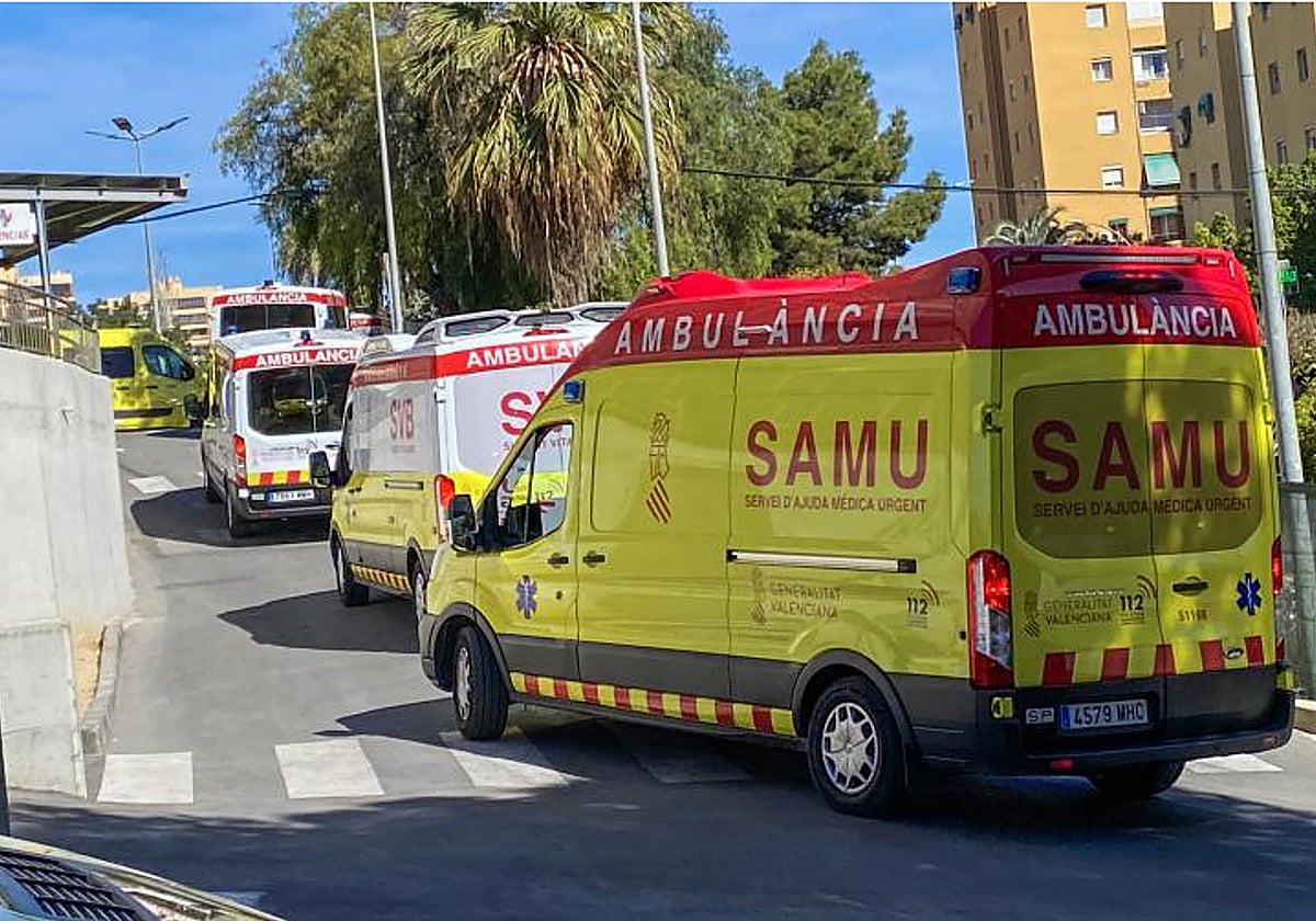 Imagen de archivo de una ambulancia a la entrada de un hospital de Alicante