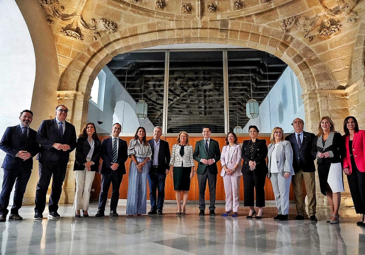 Los alcaldes de la Costa del Sol en el Parlamento con el presidente andaluz