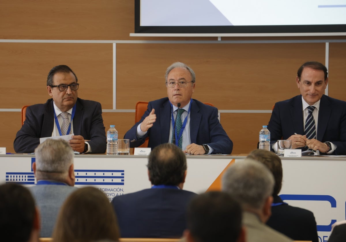 Díaz se dirige a la asamblea de la CECO junto a Javier González de Lara