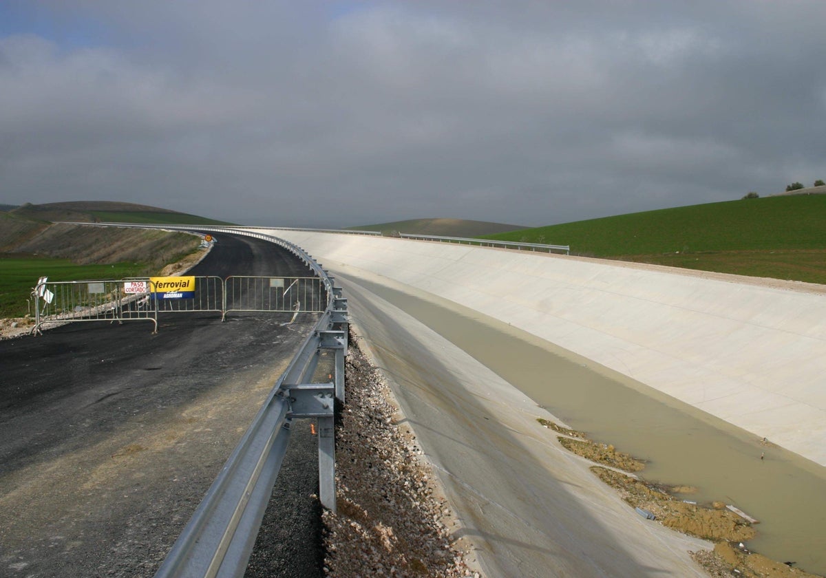 Obras en el canal del Genil-Cabra