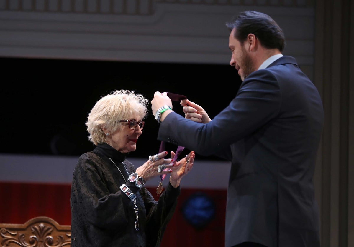 Óscar Puente entrega la medalla de oro de la ciudad de Valladolid a Concha Velasco en su etapa como alcalde de la ciudad