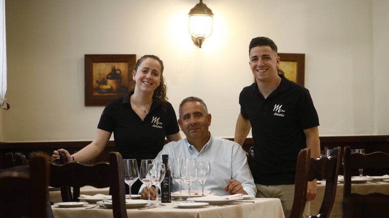 Antonio Díaz posa sentado, entre sus hijos Sofía y Antonio