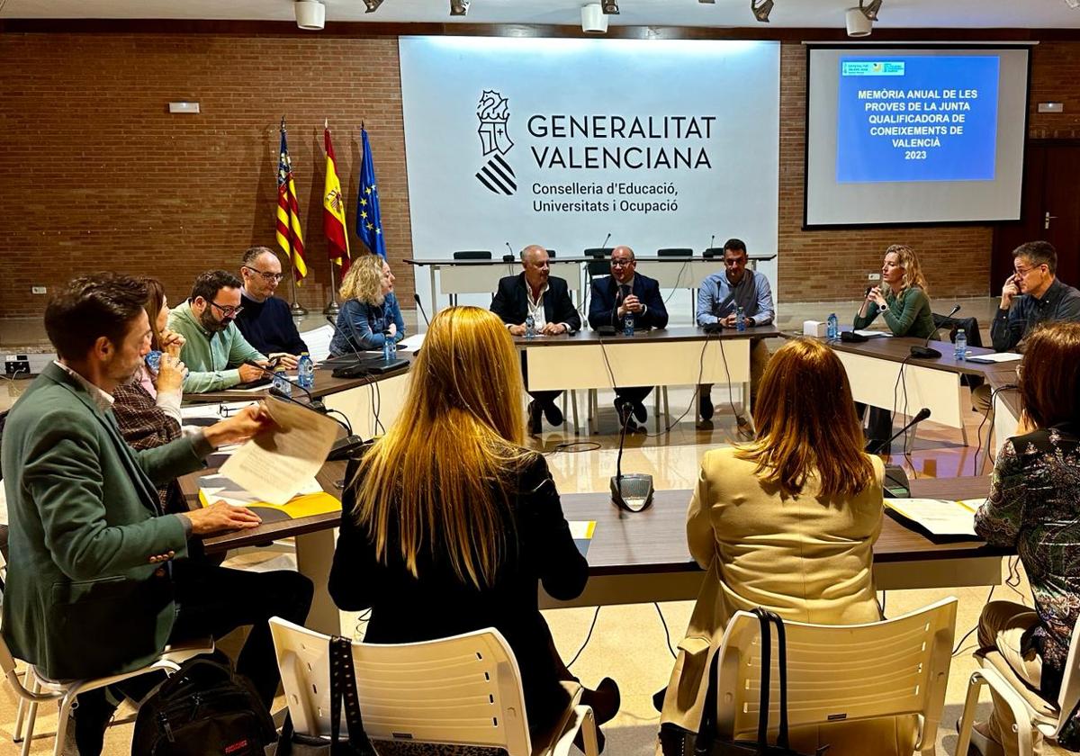 Imagen de la reunión de la Junta Qualificadora de Coneixements de Valencià