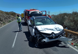 Los bomberos liberan a un hombre atrapado en su coche en un accidente de tráfico en Tenerife