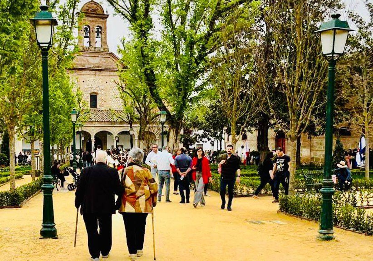 El poeta y su esposa caminan hacia la Basílica del Prado en un atardecer.