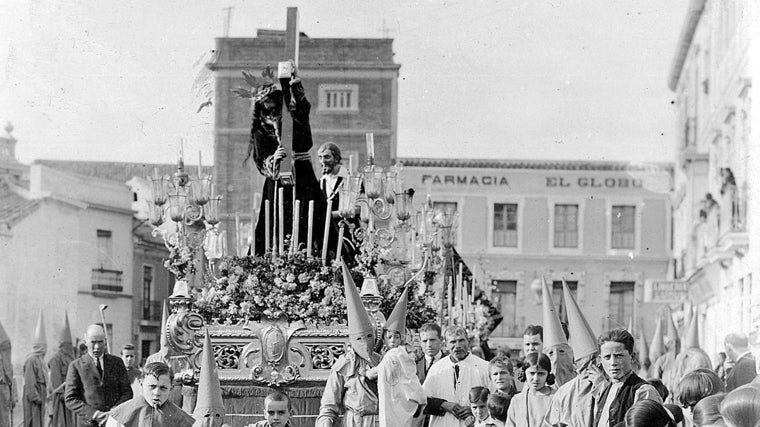 El Señor del Calvario, ayudado por el Cirineo, en una imagen de la década de 1920