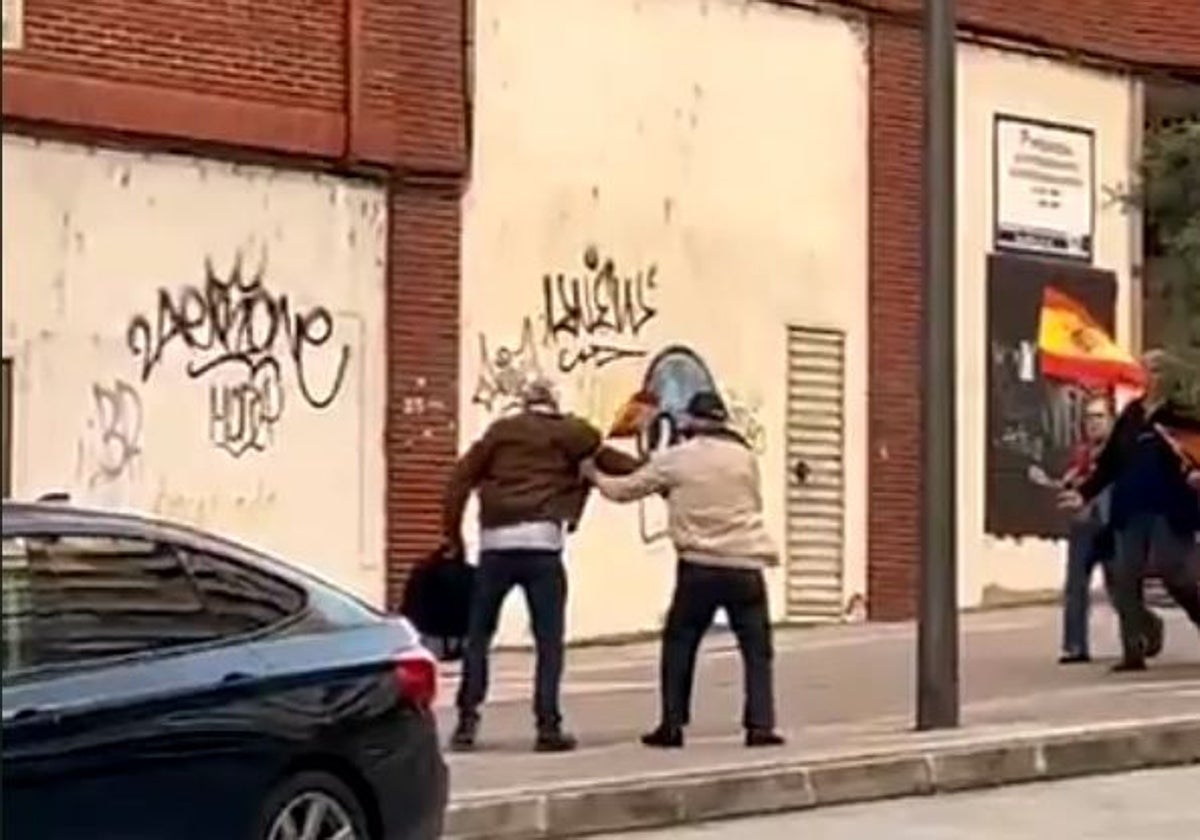 Captura de un vídeo del momento de la agresión al exalcalde de Ponferrada