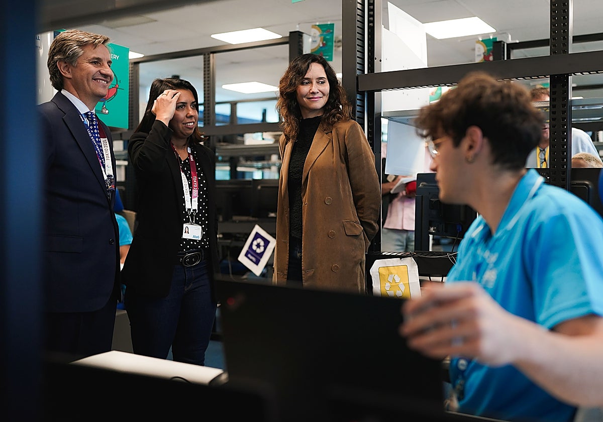 Ayuso, durante su visita al laboratorio de Atos en Madrid, que prestará servicios esenciales a atletas, prensa y aficionados en los Juegos