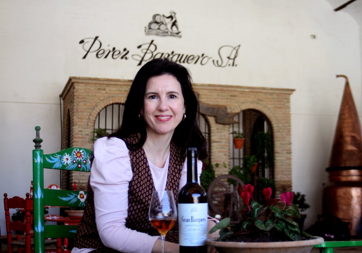 Adela Córdoba, junto a una botella de Gran Barquero