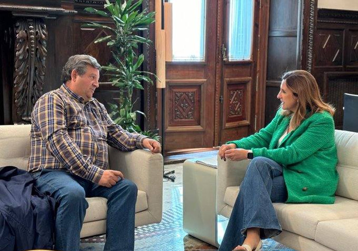 La alcaldesa de Valencia, María José Catalá, y el alcalde pedáneo de La Punta, Manuel Martí