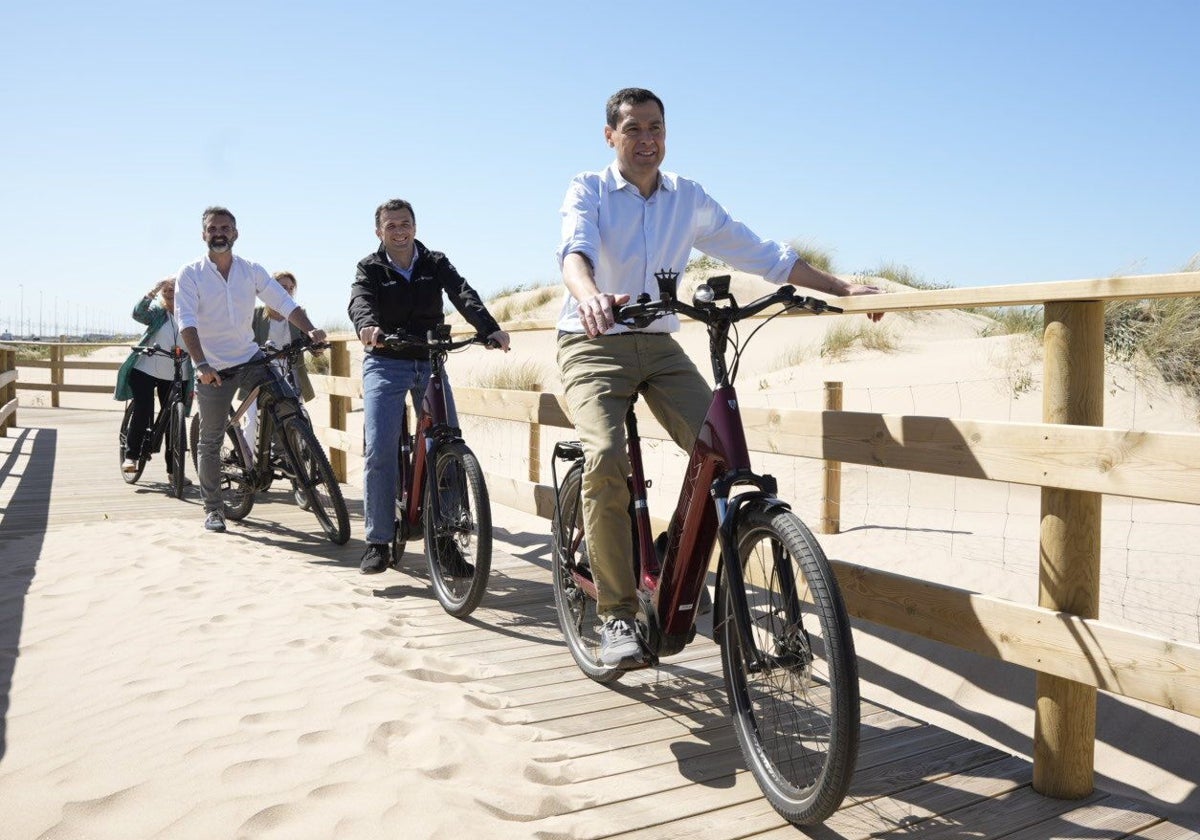 Juanma Moreno en la inauguración este viernes del el tramo Cádiz-San Fernando de la ruta cicloturista Eurovelo 8