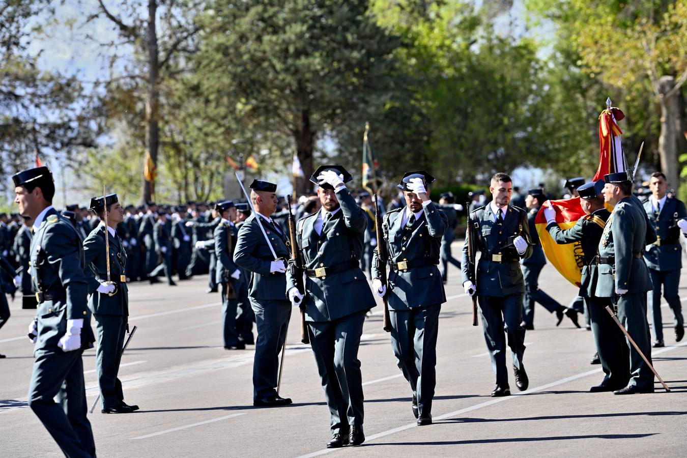 Un momento del acto de jura de bandera de la 129 promoción de la Academia de la Guardia Civil de Baeza 