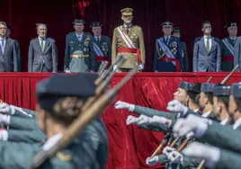 Imágenes de la jura de bandera de los nuevos guardias civiles en la Academia de Baeza con presencia de Felipe VI