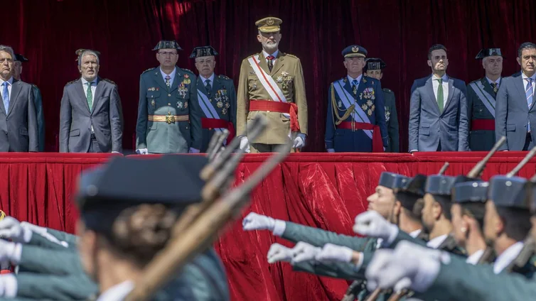 Imágenes de la jura de bandera de los nuevos guardias civiles en la Academia de Baeza con presencia de Felipe VI