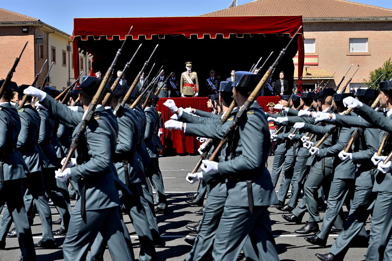 Un momento del acto de jura de bandera de la 129 promoción de la Academia de la Guardia Civil de Baeza 