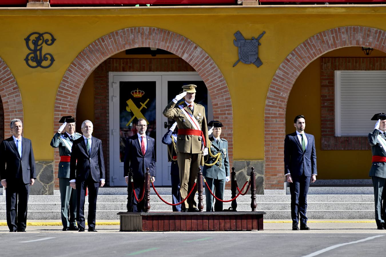 Un momento del acto de jura de bandera de la 129 promoción de la Academia de la Guardia Civil de Baeza 