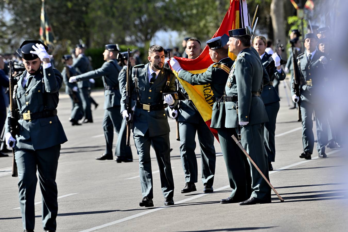 Un momento del acto de jura de bandera de la 129 promoción de la Academia de la Guardia Civil de Baeza 