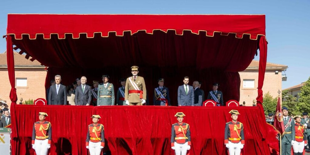 El Rey Felipe VI preside la jura de bandera de 2.039 alumnos de la Guardia Civil en la Academia de Baeza