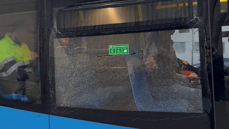 Un autobús de la EMT vandalizado por estos menores