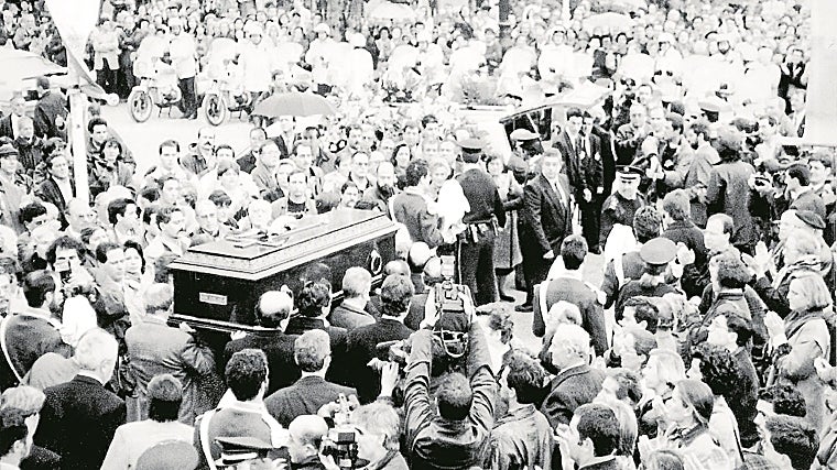 La despedida del edil que plantó cara a ETA. Miles de donostiarras acudieron a la multitudinaria despedida del féretro de Gregorio Ordóñez el 24 de enero de 1994